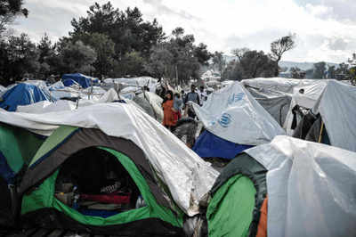 Bosnian police move migrants to emergency tent camp - Times of India