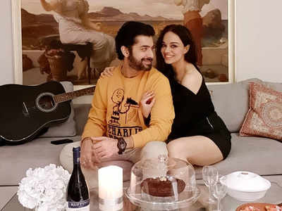 Kasam fame Ssharad Malhotra and wife Ripci Bhatia celebrate 1st wedding anniversary amidst lockdown; see pic