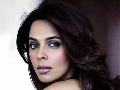Mallika Sherawat shares a picture from her childhood birthday celebration; says 'my mother always used to order fancy cakes for my birthday'