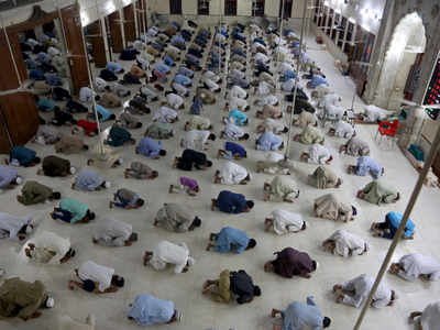 Pakistan doctors urge government to review its decision to allow congregational prayers in mosques