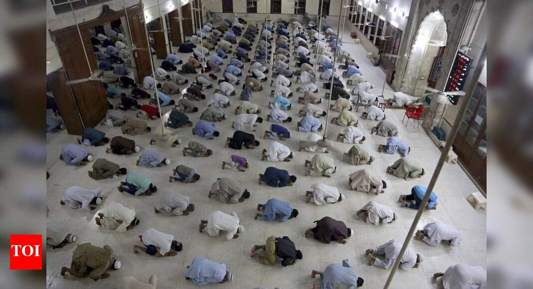 Imams overrule Imran on virus lockdown in Pak