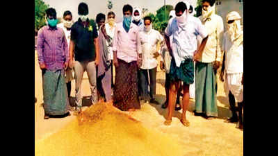 Telangana: Millers delay purchase, Sircilla ryots burn paddy