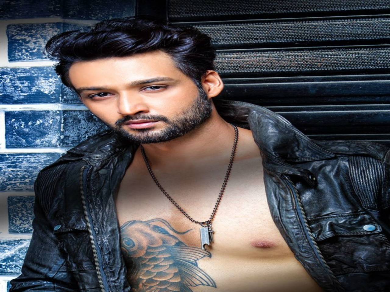 Shivin Narang Tattoos His Neck To Look Like A Rockstar In His Song Fakira  EXCLUSIVE