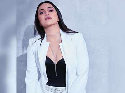 Fan asks Sonakshi Sinha if she is SINGLE; her reply makes us think she is NOT!