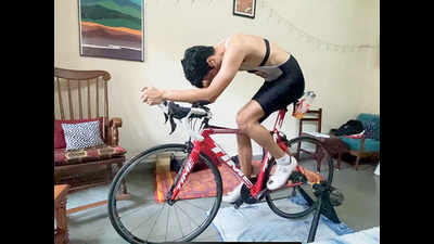 Pune: Fitness enthusiasts exercise to raise money to buy ration kits for the underprivileged