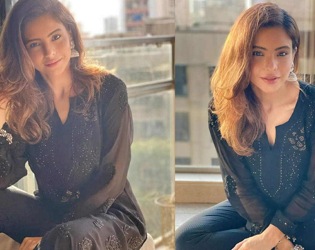 
Aamna Sharif recites a beautiful poem written by her
