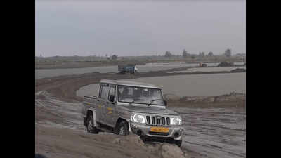 Miners develop makeshift passages over Yamuna river, obstruct its natural flow