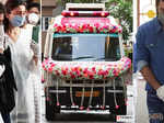 Pictures of teary-eyed Neetu Singh, Ranbir Kapoor & Alia Bhatt from Rishi Kapoor’s funeral