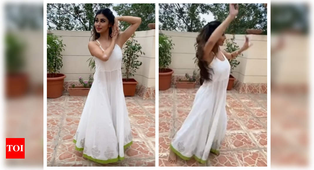 Watch Mouni Roy Treats Her Fans On Instagram With Her Dance Video Amid Lockdown Hindi Movie News Times Of India She looks eye catchy in saree with sleeveless matching blouse. mouni roy treats her fans on instagram