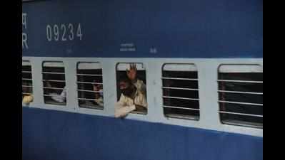 Shramik spl leaves for Lucknow with 977 UP migrants