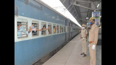 1,200 workers and students reach Agra from Gujarat onboard special train