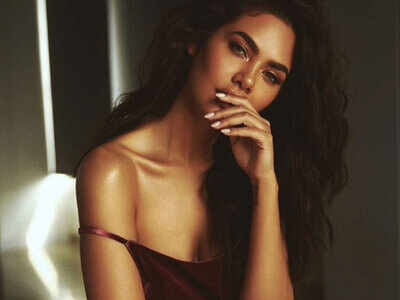 Esha Gupta yet again performs yoga like a pro, shares picture