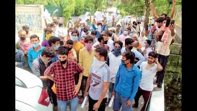 Ghaziabad: Lockdown extension sparks protest