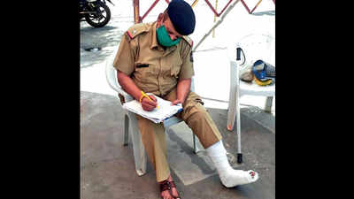 Vadodara: Fracture fails to break his commitment to duty