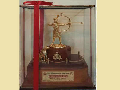 Wooden,Metal 3080 Fancy Trophy at Rs 2590 in Chennai | ID: 23326749155