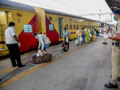 Police Poured Water On Public Who Took Rest In Railway Station!! Watch 3 Railway police