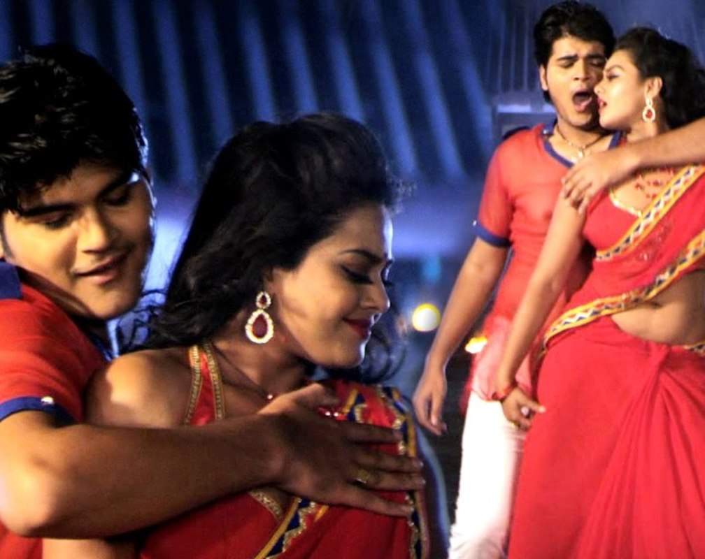 
Bhojpuri Gana Video Song: Tanushree Chatterjee's Bhojpuri Song Sexy Video 'Paijama Khuti Par' from 'Hukumat'
