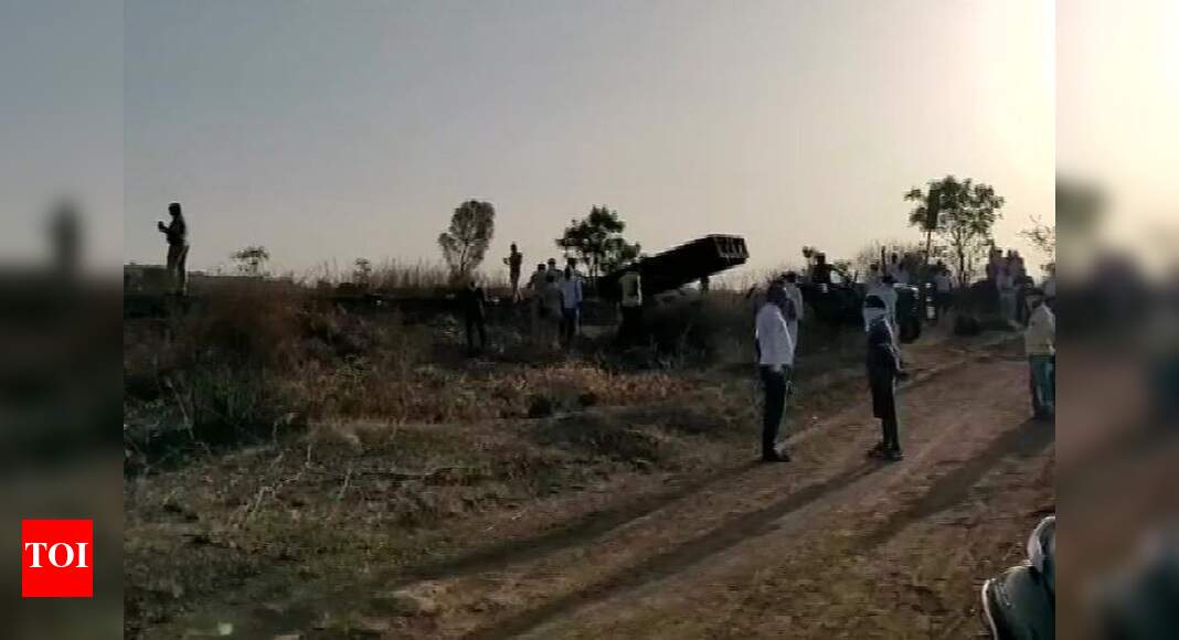 Maharashtra: Train runs over migrant workers in Aurangabad, 14 dead - Times of India thumbnail