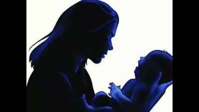 Denied treatment by doctors, woman delivers baby on roadside in UP's Firozabad