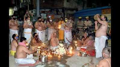 Varanasi: Priests perform ‘aarti’ onroad, DM says norms broken