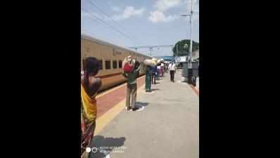 Rlys gives 4,800 meals aboard 4 Shramik trains