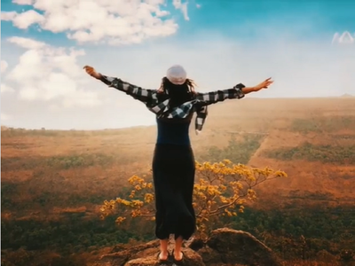 Sonakshi Sinha does the iconic Titanic pose on a hilltop; captions it 'After lockdown I be like'