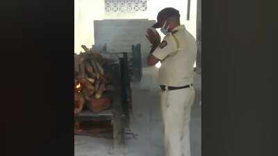 Mumbai: Cop performs stranger’s last rites as lockdown keeps kin away