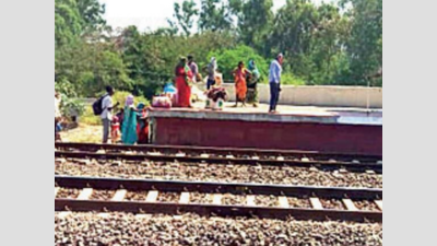 Maharashtra: Desperate workers try to take rail tracks route in Talegaon
