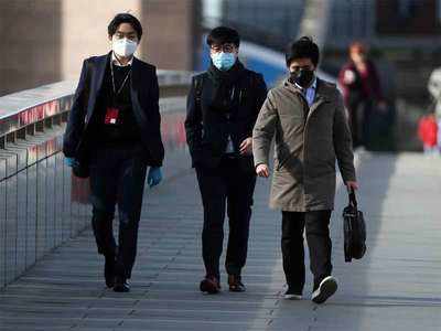 Covid-19: UK advises people to use face masks on public transport