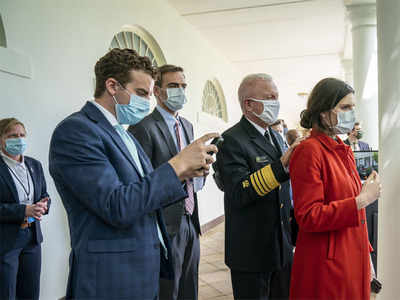 Coronavirus: White House directs staff to wear masks