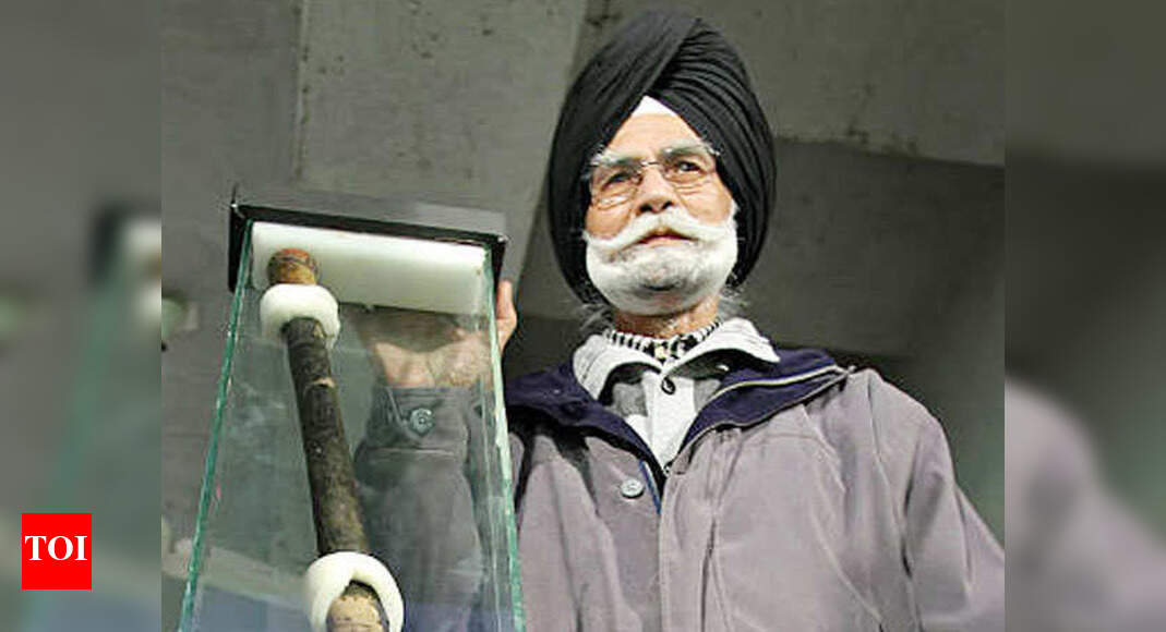 Hockey legend critical after cardiac arrest