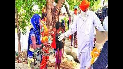 Members of gurdwara reach out to the poor in Patna