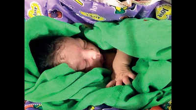 Gujarat cops help MP woman deliver baby