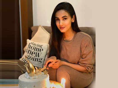My sister ordered a beautiful cake for my birthday: Sonal Chauhan