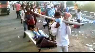 Migrants carrying injured boy in cot get vehicle in Kanpur