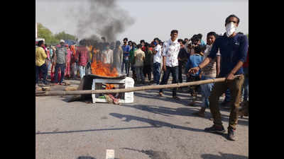 UP: Hundreds of migrant labourers block NH-2 as authorities fail to send them home