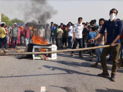UP: Hundreds of migrant labourers block NH-2 as authorities fail to send them home