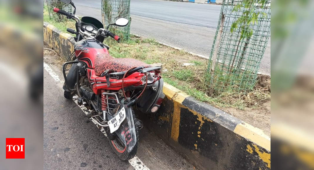 Nashik: Car knocks down bike from flyover, woman dies | Nashik News