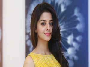 Vedhika gets a hair cut from her mom | Tamil Movie News - Times of India