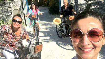 This throwback selfie of Alia Bhatt with Shaheen Bhatt, Soni Razdan and Mahesh Bhatt enjoying a bicycle ride is all about family goals!