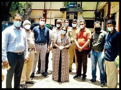 Ashok and Nivedita Saraf thank cops with aamras and puris