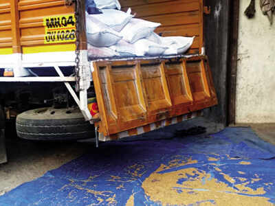 Raids at a Dahisar godown on Monday revealed 15-20 quintals of wheat and rice being unloaded. About 10 quintals in FCI bags were being poured out, raising fear of diversion to a grocery chain