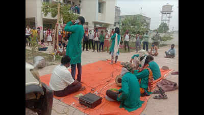 Folk artists entertain migrants staying at quarantine centres in Bihar's Sheikhpura