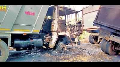 Maoists torch 4 vehicles in Gadchiroli to protest cadre’s killing