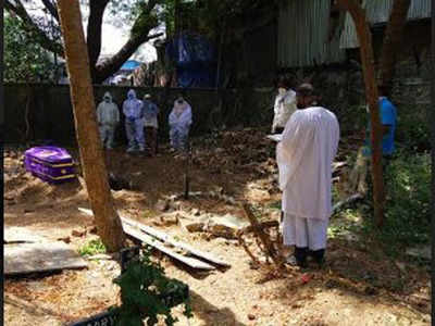 Mumbai: First burial of Christian corona victim undertaken in Deonar