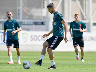 All Juventus players test negative for COVID-19, to start training in 'larger groups'