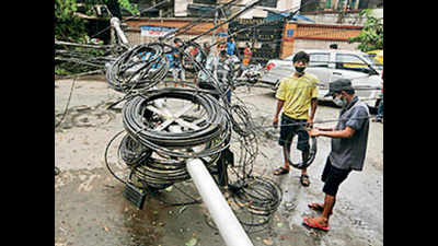 Networks snapped, Kolkata pockets remain cut off