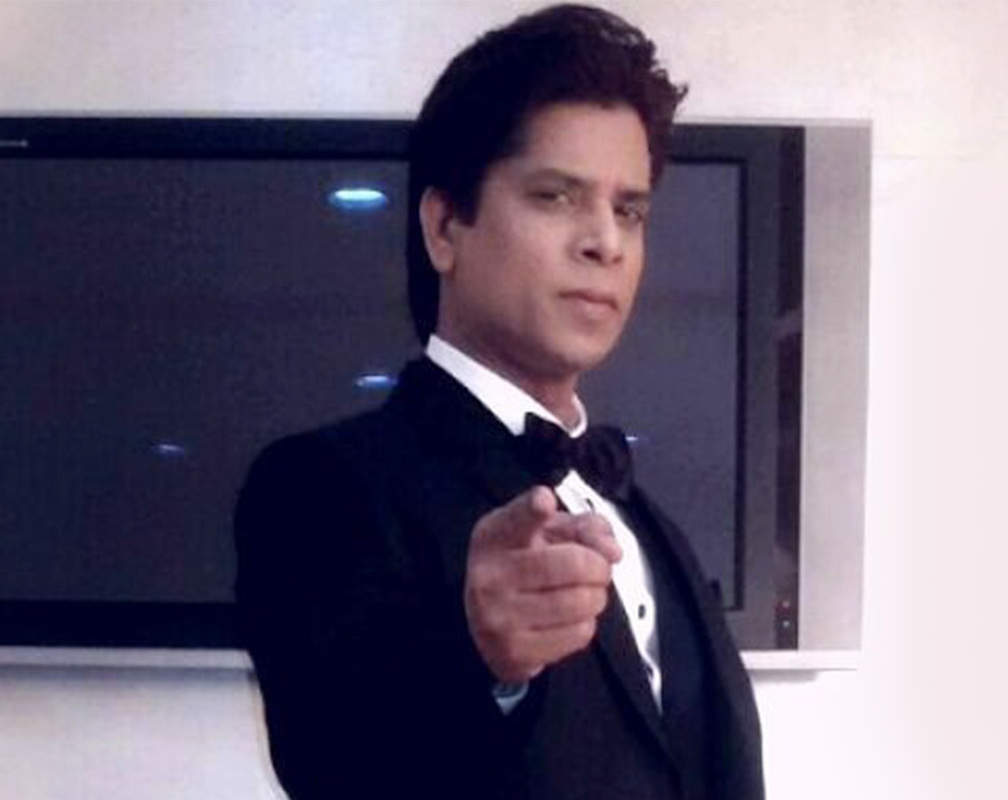 
Exclusive: Meet Shah Rukh Khan’s lookalike Prashant Walde; makes big bucks playing a dummy SRK in movies
