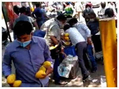 Delhi people loot mangoes worth Rs. 30000 amid lockdown