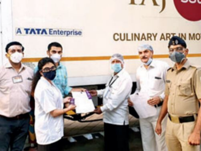 KEM staffers thank Tata Trust for the free meals